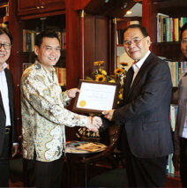 Bpk Soesanto bersama jajaran Direksi Asuransi ACA, saat pemberian penghargaan sebagai Agen Bonding Insurance No. 1 Asuransi ACA