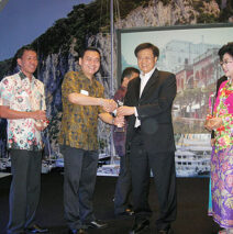 Bpk Soesanto menerima reward sebagai TOP PRODUCER BONDING 2015 dari Bpk. Indra Widjaja, Presiden Komisaris Asuransi Sinarmas
